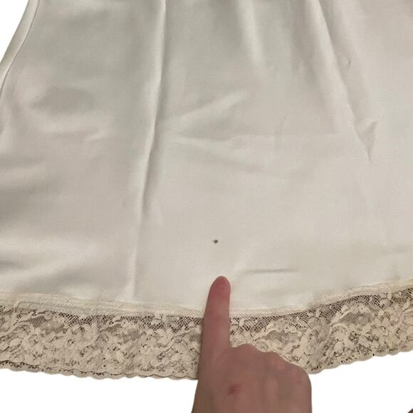 Corhan off white short nightgown with lace trim and bow design - Picture 6 of 10